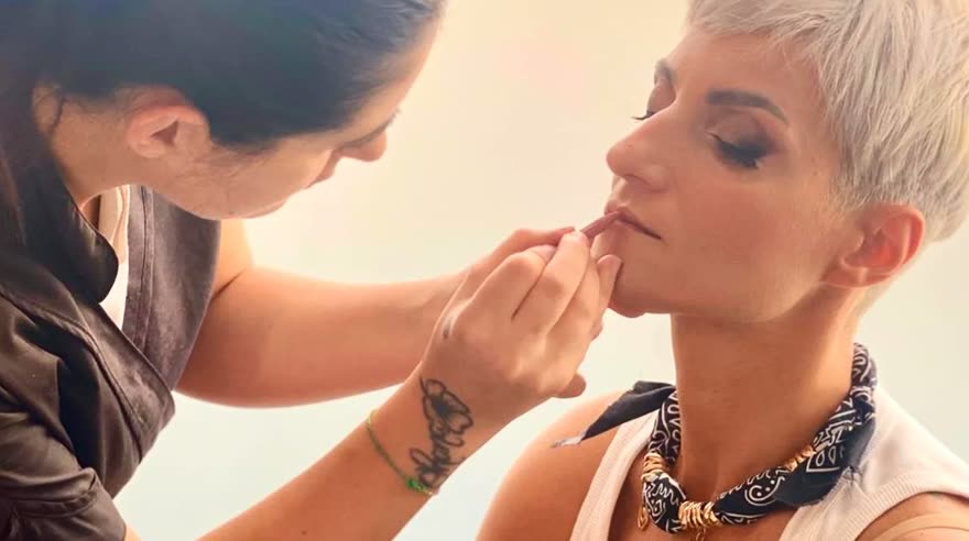Trucco applicato a una cliente nel centro estetico