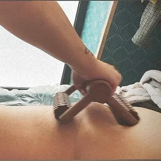 Massaggio con rullo in legno sulla gamba