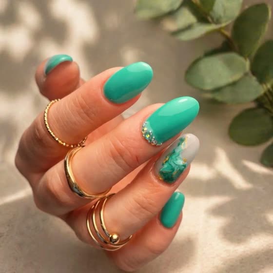 Manicure con smalto verde acqua